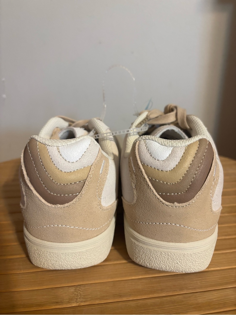 *NWT* Reef Boardwalk Callie Suede Sneakers. Size: 9.5 - Picture 6 of 8